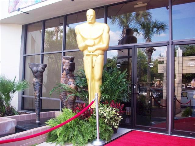 Oscar Statue & Greenery